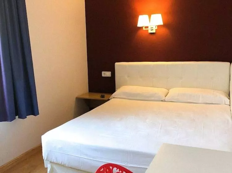 Chambre Supérieure Individuelle, Marina Tossa
