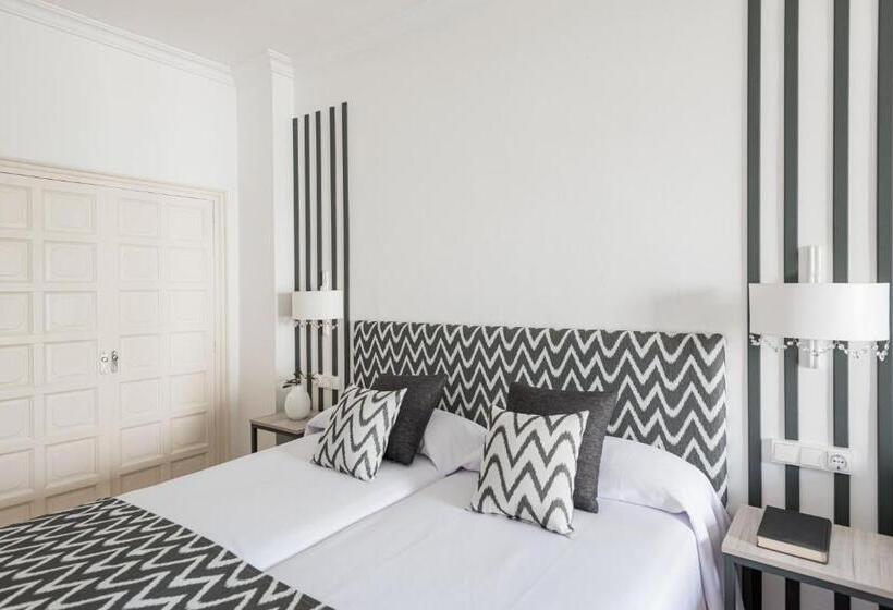 اتاق استاندارد با چشمانداز استخر, Rosamar