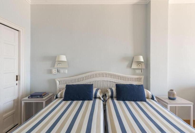 اتاق سه نفره سوپریور با چشمانداز دریا, Rosamar