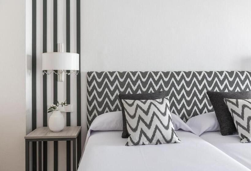 اتاق استاندارد سه تخته با چشمانداز استخر, Rosamar