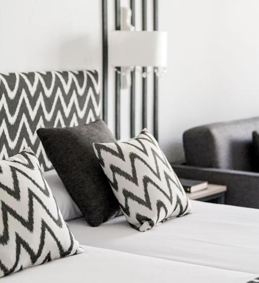 اتاق استاندارد سه تخته با چشمانداز استخر, Rosamar