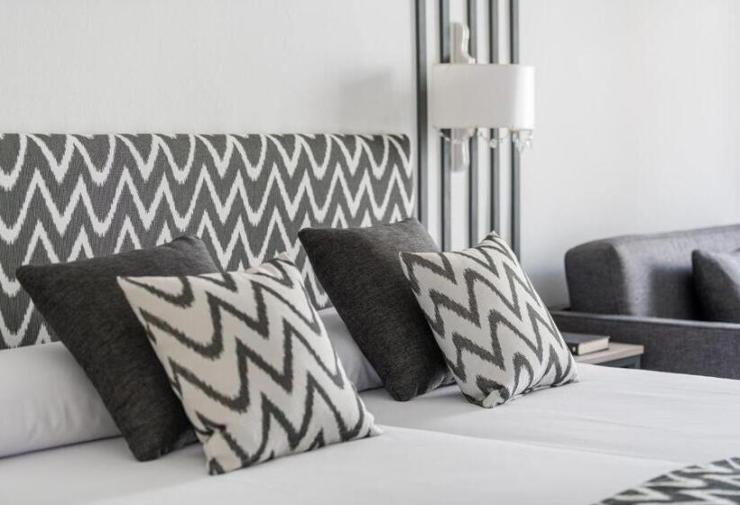 اتاق استاندارد سه تخته با چشمانداز استخر, Rosamar