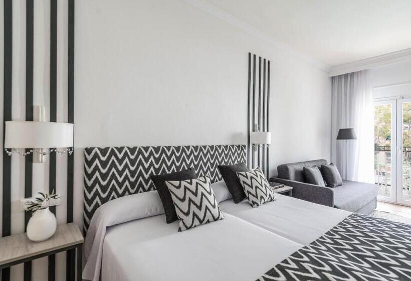 اتاق استاندارد سه تخته با چشمانداز استخر, Rosamar