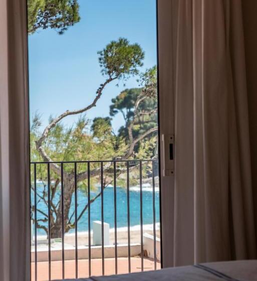 غرفة قياسية مطلّة علي البحر, Tamariu