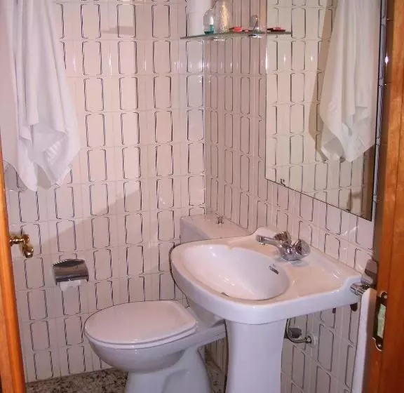 Standart Oda, Hostal L'escon