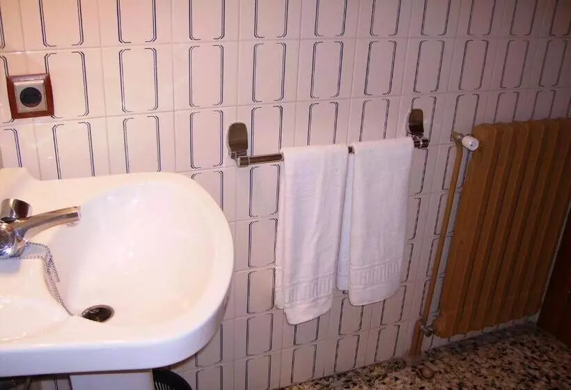 Standart Oda, Hostal L'escon