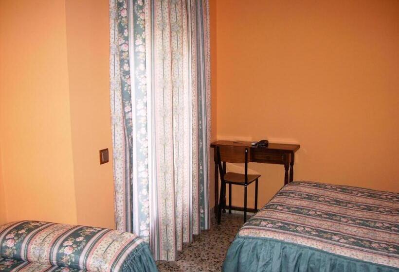 Номер Стандарт, Hostal L'escon