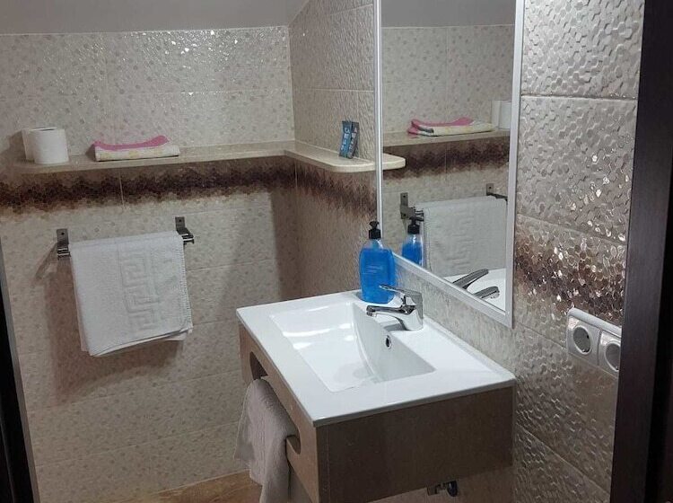 スタンダードトリプルルーム, Hostal Malaga