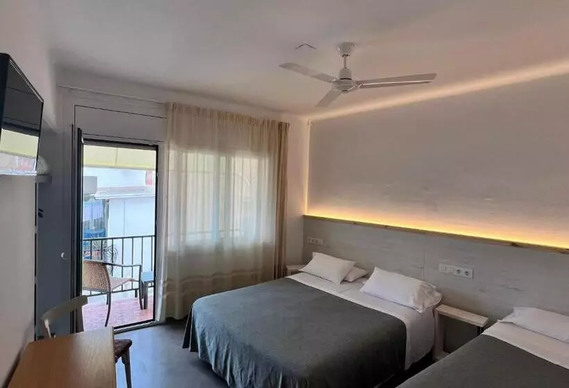 Habitación Triple Estándar con Balcón, Hostal Rom Familiar