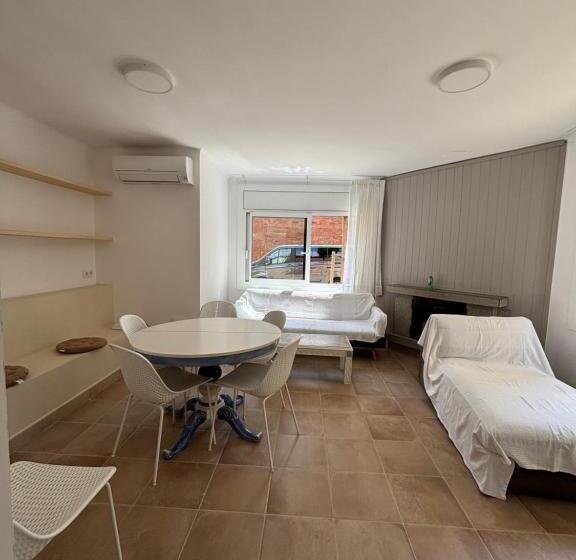 ３ベッドルームハウス, Hostal Rom Familiar