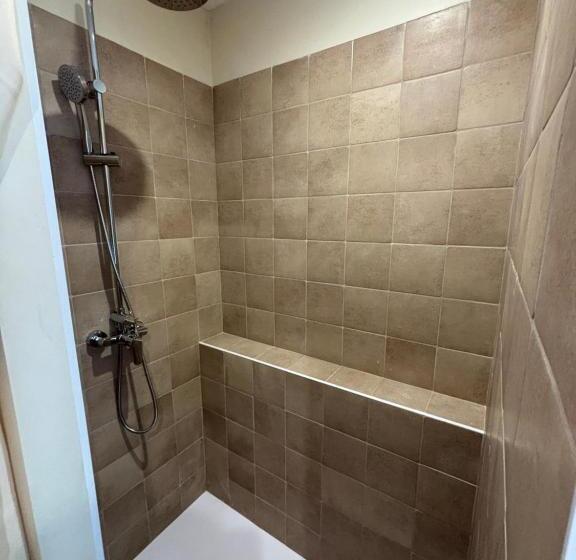 Casa 3 Camere da Letto, Hostal Rom Familiar