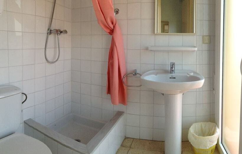 اتاق استاندارد سه نفره, Hostal Rom Familiar