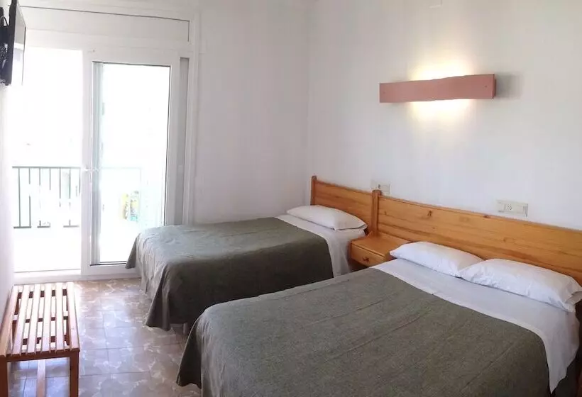 Habitación Triple Estándar, Hostal Rom Familiar