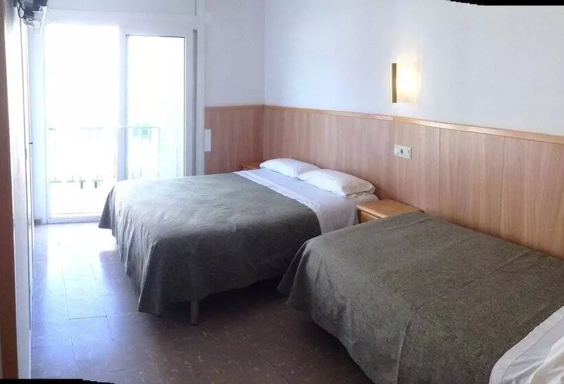 Habitación Triple Estándar, Hostal Rom Familiar