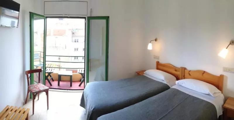 Habitación Estándar con Balcón, Hostal Rom Familiar