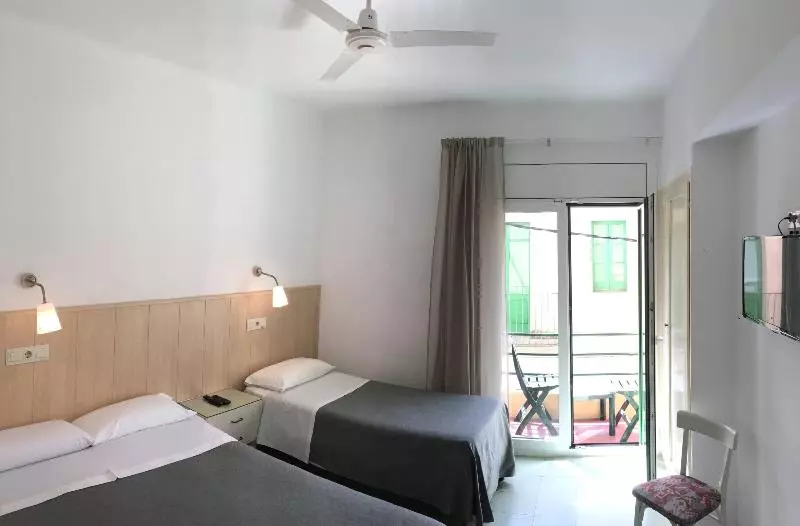 Habitación Triple Estándar con Balcón, Hostal Rom Familiar