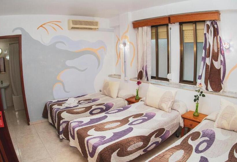 اتاق استاندارد سه نفره, Hostal La Rosa