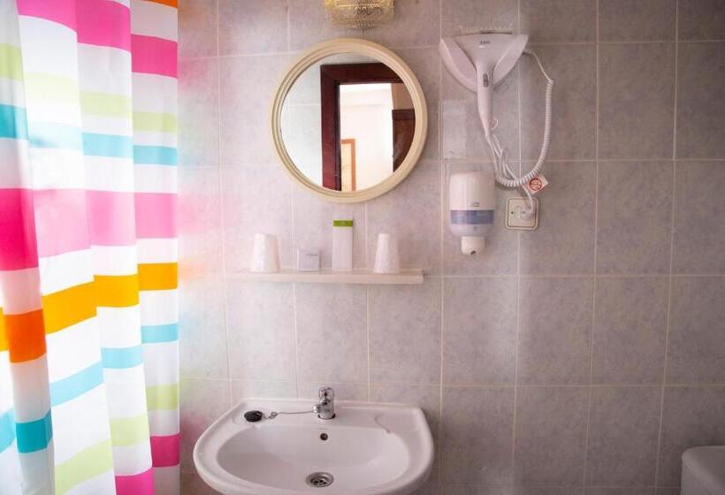 اتاق استاندارد سه نفره, Hostal La Rosa