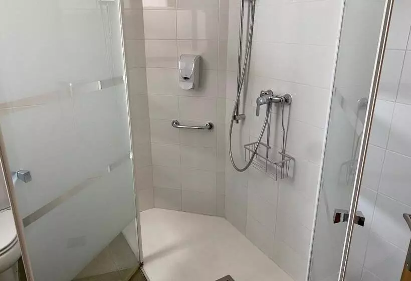 اتاق ساده سه‌ نفره, Hostal Meson Pepa