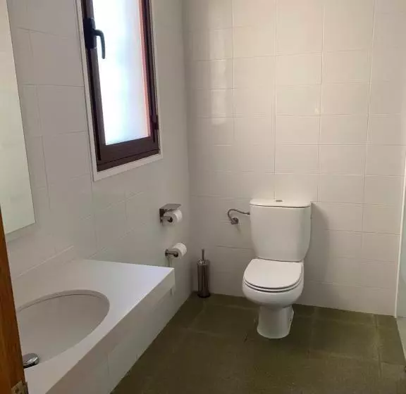 اتاق ساده سه‌ نفره, Hostal Meson Pepa