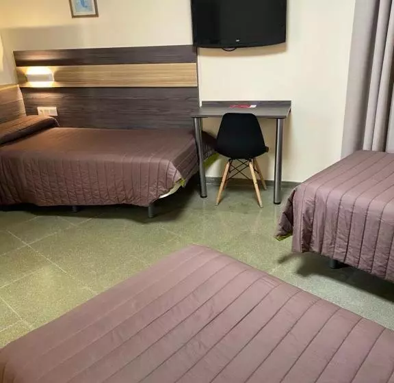 اتاق ساده سه‌ نفره, Hostal Meson Pepa