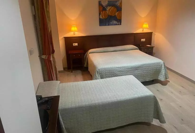 Habitació Triple Basic, Hostal Carmen