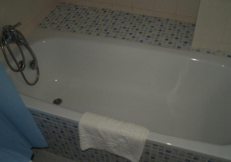 Номер Стандарт Трехместный, Hostal Carlos Iii