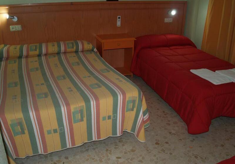 Habitación Triple Estándar, Hostal Carlos Iii
