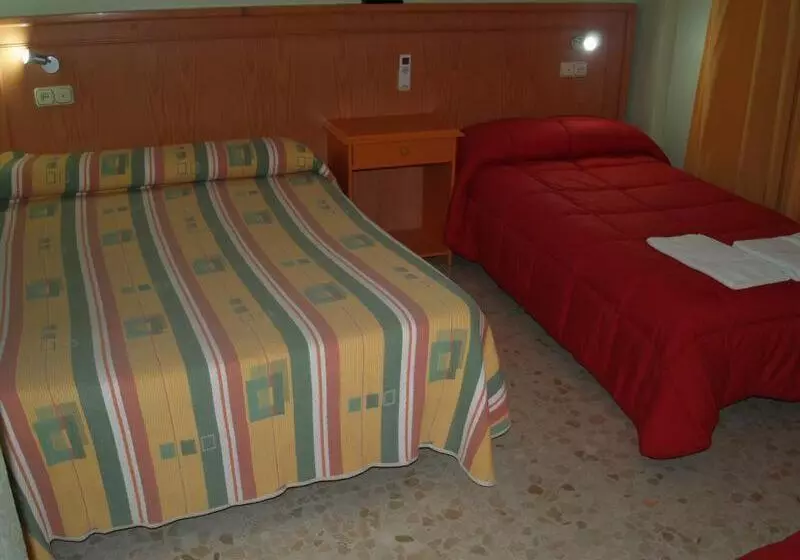 اتاق استاندارد سه نفره, Hostal Carlos Iii