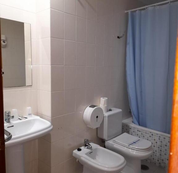 חדר סטנדרט לשלושה, Hostal Carlos Iii