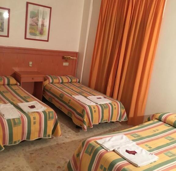 Habitación Triple Estándar, Hostal Carlos Iii