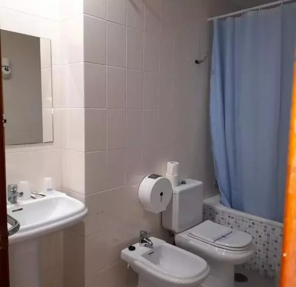 اتاق استاندارد یک نفره, Hostal Carlos Iii