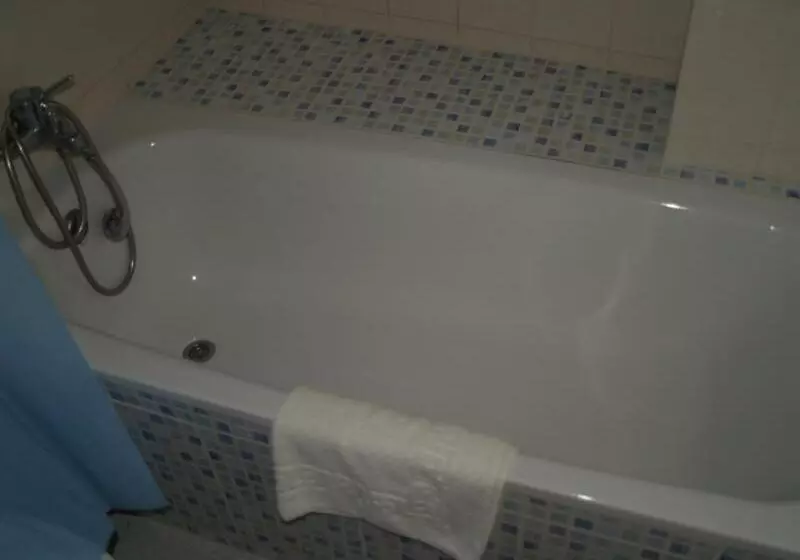 اتاق خانوادگی, Hostal Carlos Iii
