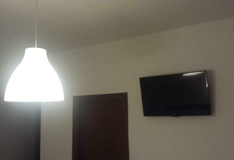 اتاق استاندارد سه نفره, Hostal Ronda