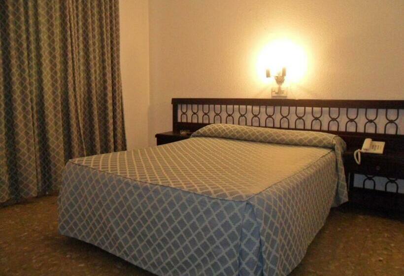 اتاق استاندارد سه نفره, Hostal Ronda