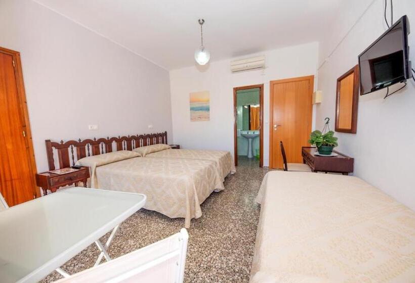 غرفة قياسية ثلاثية, Hostal Y Apartamentos Santa Eulalia