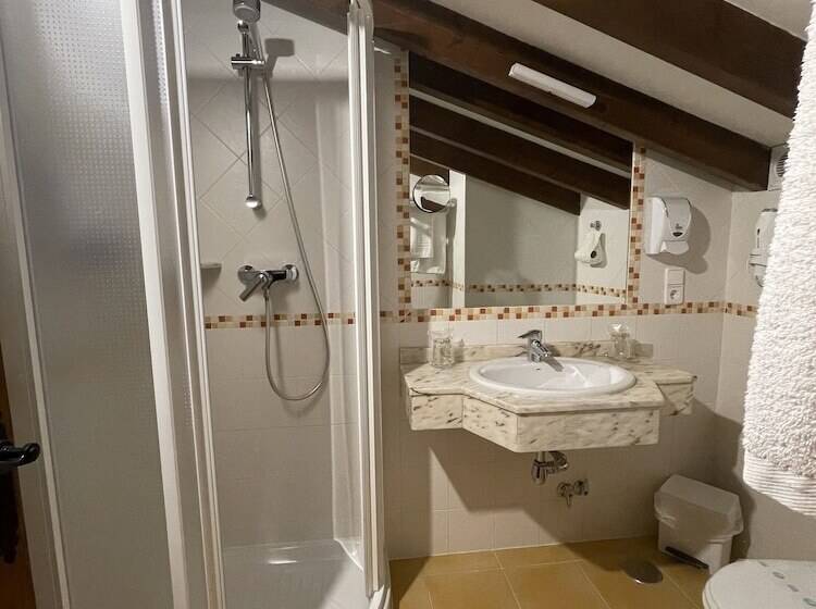 اتاق اکونومی, Posada Araceli