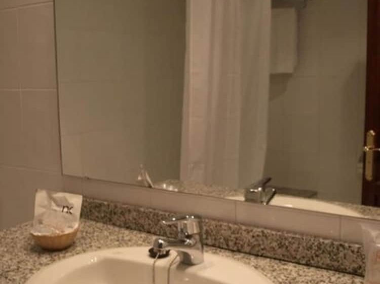 חדר סטנדרט יחיד, Sis Pins