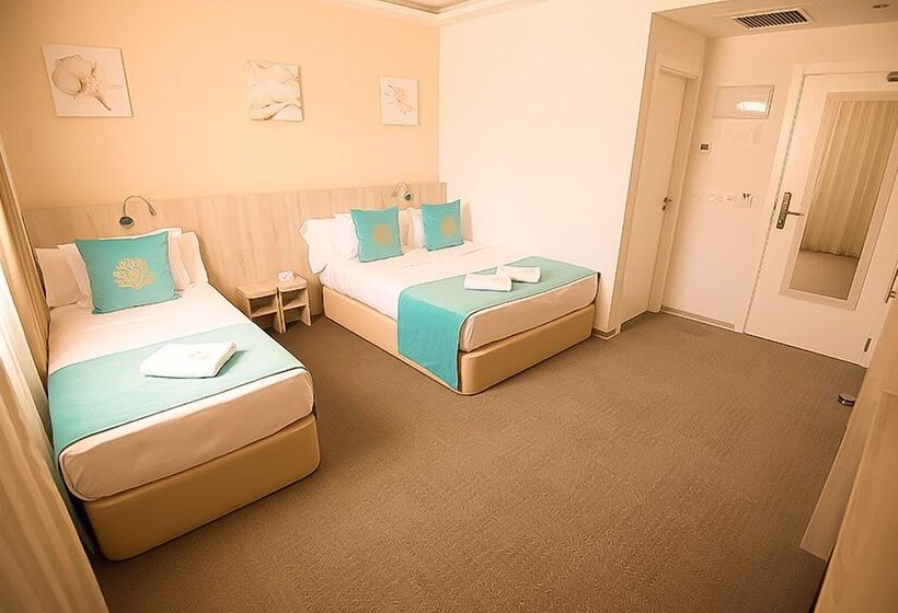 חדר סטנדרט לשלושה עם נוף לגינה, Sol De Jávea