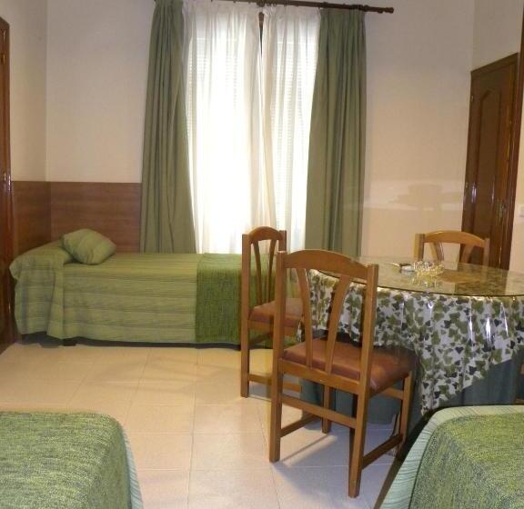 اتاق استاندارد چهار تخته, Hostal El Catalán