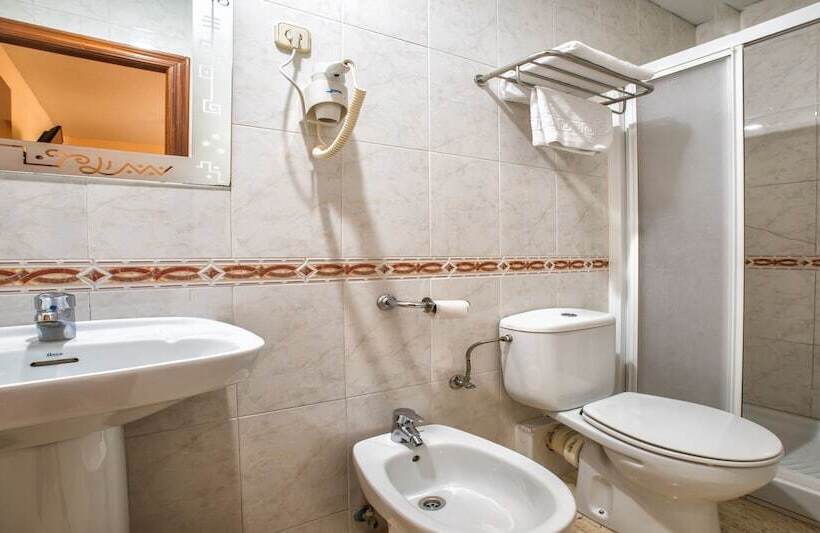 غرفة قياسية ثلاثية, Legazpi