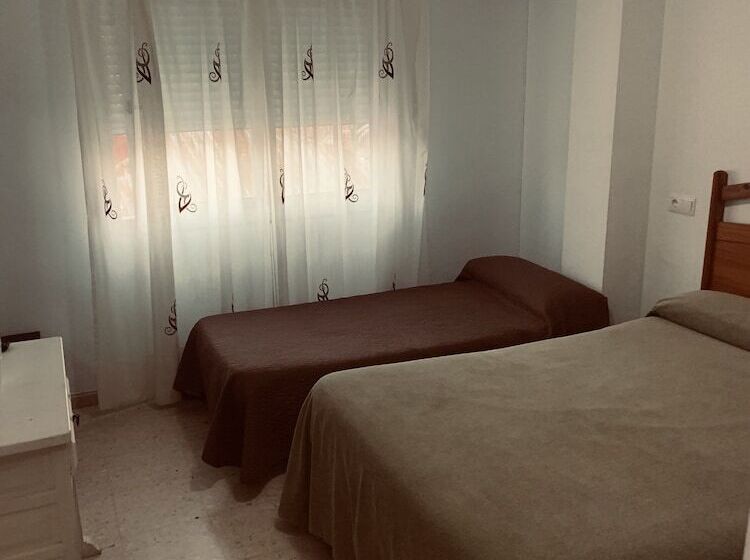 Номер Стандарт Трехместный, Hostal Mediterráneo