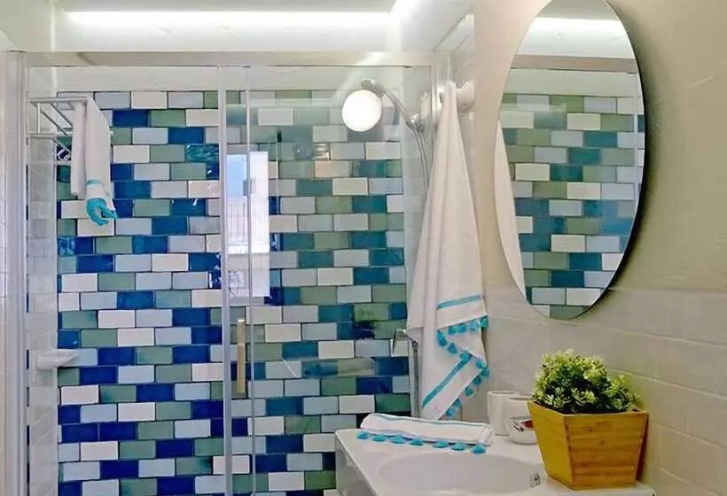 Superior Yhden Hengen Huone, Vicente Home