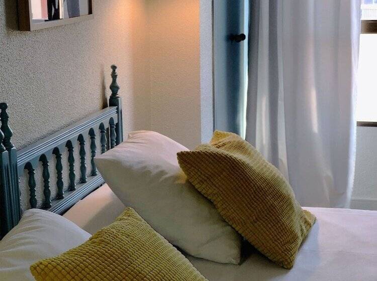 غرفة قياسية, Vicente Home