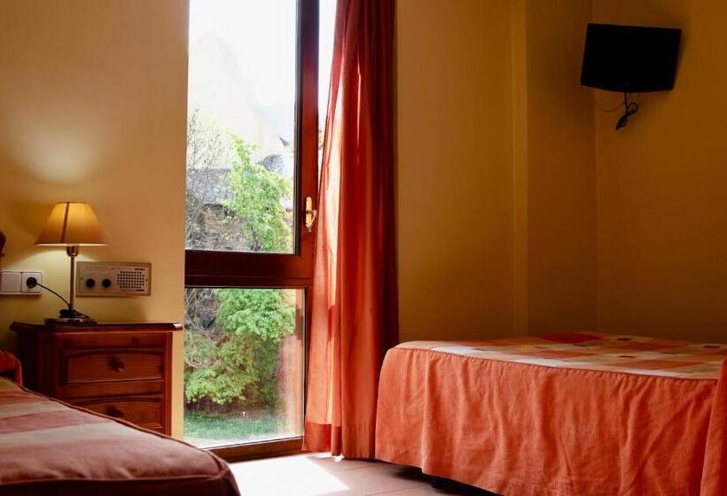 غرفة قياسية ثلاثية, Pensio La Creu