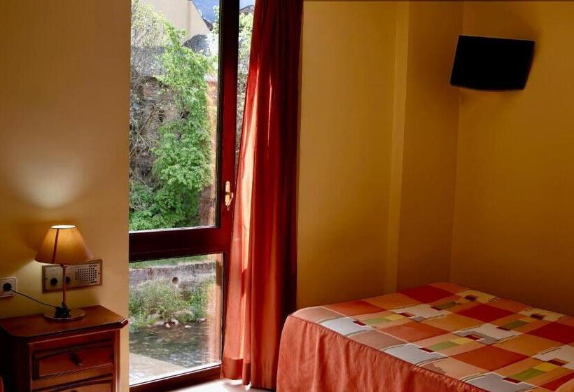 غرفة قياسية ثلاثية, Pensio La Creu