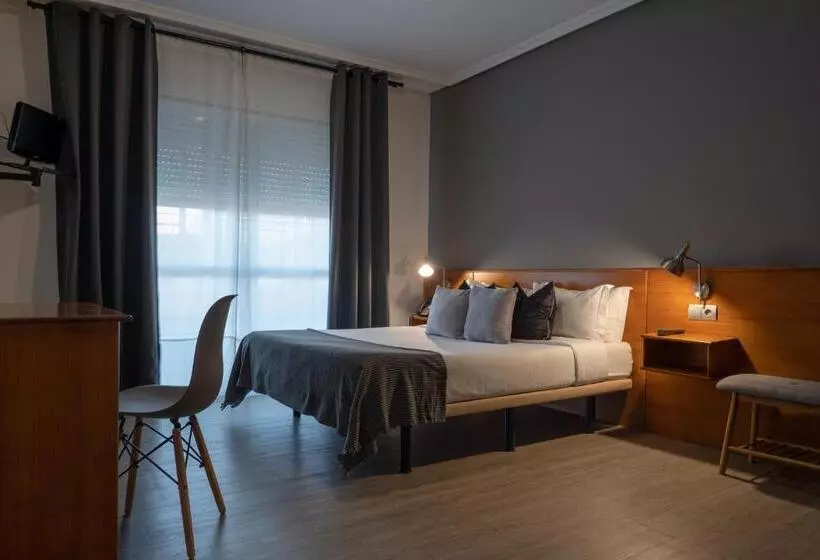 Standardzimmer mit Doppelbett, Carlos 96