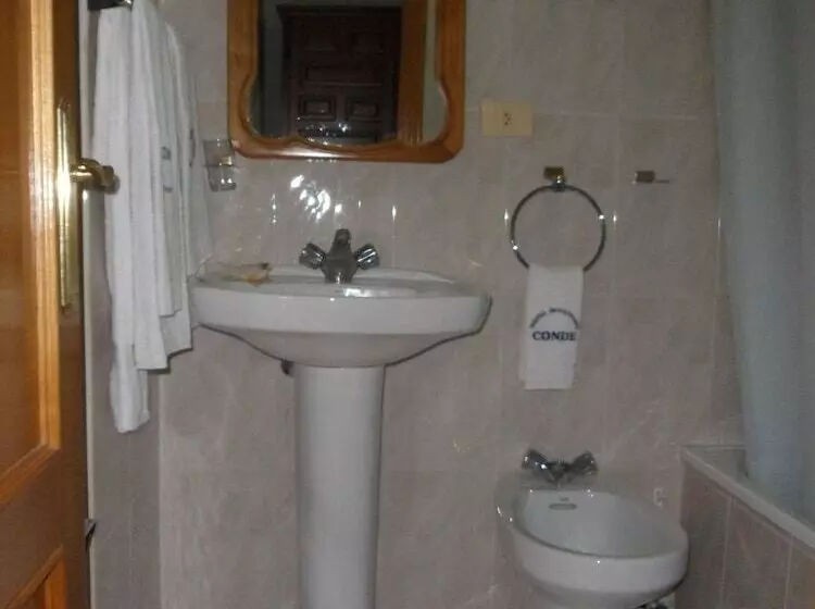 Standard Single Room, Conde