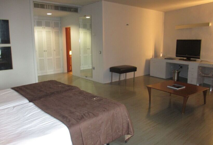 Номер Стандарт, Escuela Santa Cruz