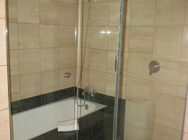 Номер Стандарт, Escuela Santa Cruz